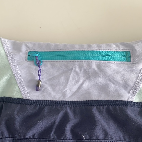 Lulu Lemon size 4 shorts with built in lining - Picture 5 of 8